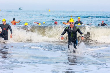 IRONMAN 70.3 PERU. 21 Nisan 2024. İRONMAN 'da yarışan sporcular 70.3 Triatlon, Lima Peru.
