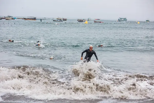 IRONMAN 70.3 PERU. 21 Nisan 2024. İRONMAN 'da yarışan sporcular 70.3 Triatlon, Lima Peru.