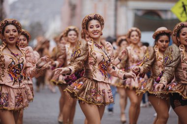 Peru 'nun tarihi merkezi Lima' da geleneksel Candelaria Bakiresi Festivali dansçıları. 18 Kasım 2023. 