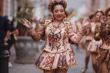 Peru 'nun tarihi merkezi Lima' da geleneksel Candelaria Bakiresi Festivali dansçıları. 18 Kasım 2023. 