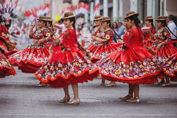 Peru 'nun tarihi merkezi Lima' da geleneksel Candelaria Bakiresi Festivali dansçıları. 18 Kasım 2023. 