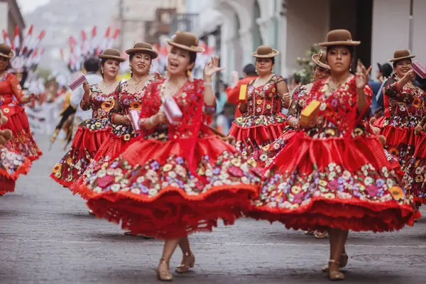 Peru 'nun tarihi merkezi Lima' da geleneksel Candelaria Bakiresi Festivali dansçıları. 18 Kasım 2023. 