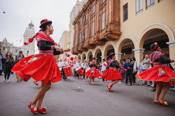 Peru 'nun tarihi merkezi Lima' da geleneksel Candelaria Bakiresi Festivali dansçıları. 18 Kasım 2023. 