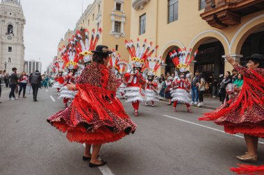 Peru 'nun tarihi merkezi Lima' da geleneksel Candelaria Bakiresi Festivali dansçıları. 18 Kasım 2023. 