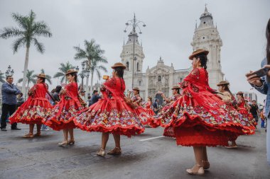 Peru 'nun tarihi merkezi Lima' da geleneksel Candelaria Bakiresi Festivali dansçıları. 18 Kasım 2023. 