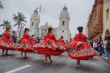 Peru 'nun tarihi merkezi Lima' da geleneksel Candelaria Bakiresi Festivali dansçıları. 18 Kasım 2023. 