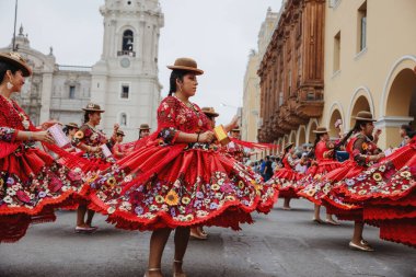 Peru 'nun tarihi merkezi Lima' da geleneksel Candelaria Bakiresi Festivali dansçıları. 18 Kasım 2023. 
