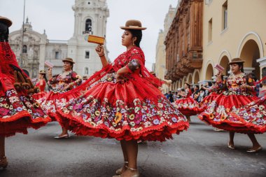 Peru 'nun tarihi merkezi Lima' da geleneksel Candelaria Bakiresi Festivali dansçıları. 18 Kasım 2023. 