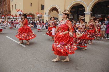 Peru 'nun tarihi merkezi Lima' da geleneksel Candelaria Bakiresi Festivali dansçıları. 18 Kasım 2023. 