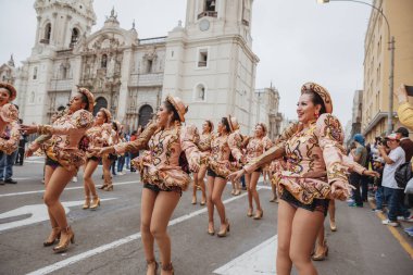 Peru 'nun tarihi merkezi Lima' da geleneksel Candelaria Bakiresi Festivali dansçıları. 18 Kasım 2023. 