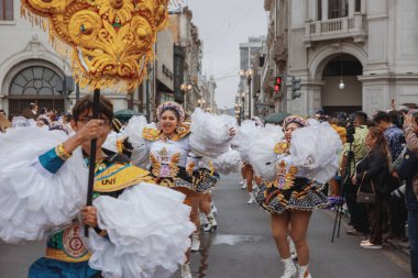 Peru 'nun tarihi merkezi Lima' da geleneksel Candelaria Bakiresi Festivali dansçıları. 18 Kasım 2023. 
