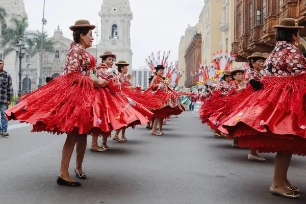 Peru 'nun tarihi merkezi Lima' da geleneksel Candelaria Bakiresi Festivali dansçıları. 18 Kasım 2023. 