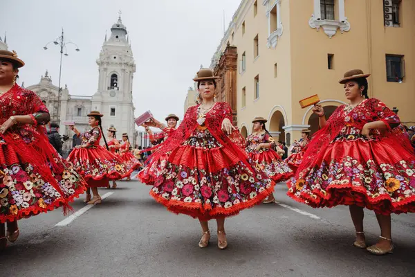 Peru 'nun tarihi merkezi Lima' da geleneksel Candelaria Bakiresi Festivali dansçıları. 18 Kasım 2023. 