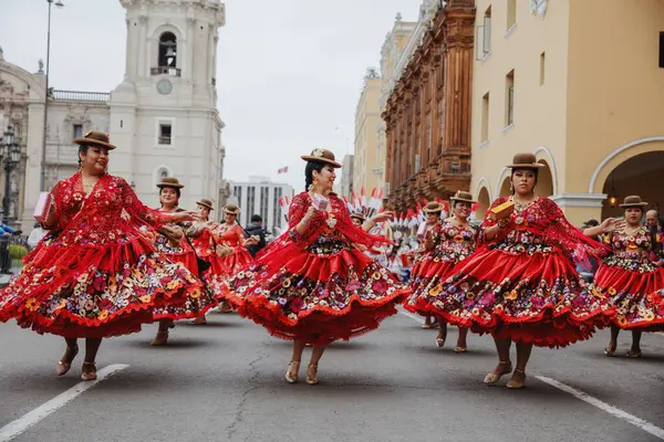 Peru 'nun tarihi merkezi Lima' da geleneksel Candelaria Bakiresi Festivali dansçıları. 18 Kasım 2023. 