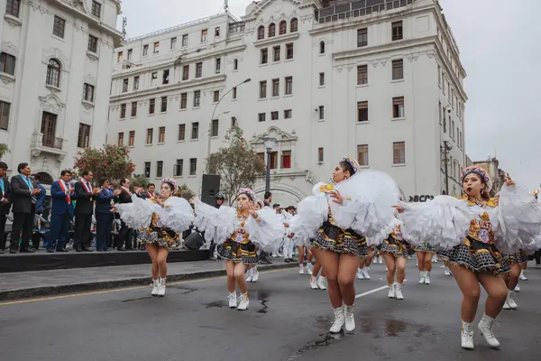 Peru 'nun tarihi merkezi Lima' da geleneksel Candelaria Bakiresi Festivali dansçıları. 18 Kasım 2023. 