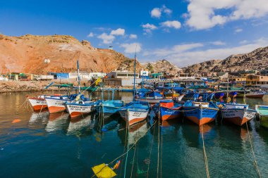 Denizin kayalık sahillerinde balıkçı tekneleri, Quilca, Arequipa