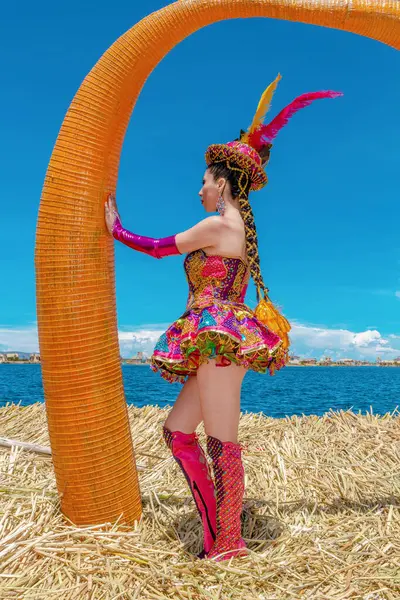 stock image Beautiful dancer dressed in the typical costume of the Candelaria festival, in the island of Uros and Lake Titicaca in Puno, Peru