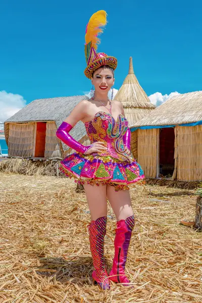 stock image Beautiful dancer dressed in the typical costume of the Candelaria festival, in the island of Uros and Lake Titicaca in Puno, Peru