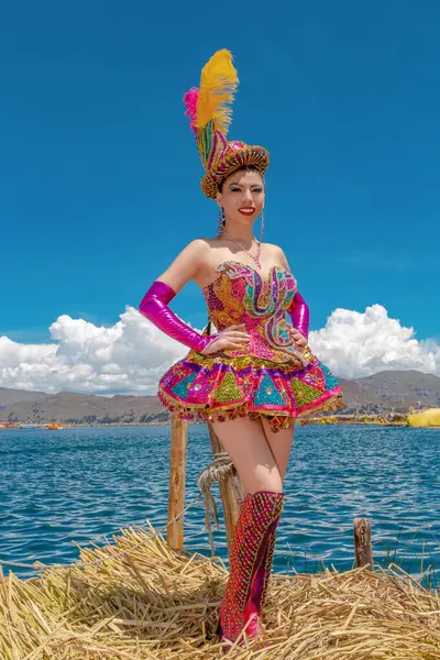 stock image Beautiful dancer dressed in the typical costume of the Candelaria festival, in the island of Uros and Lake Titicaca in Puno, Peru