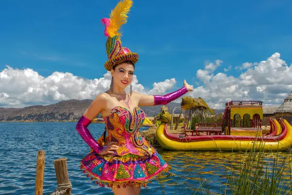 stock image Beautiful dancer dressed in the typical costume of the Candelaria festival, in the island of Uros and Lake Titicaca in Puno, Peru