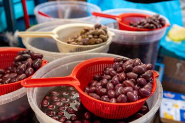 Pazarda taze zeytinleri kapatın.