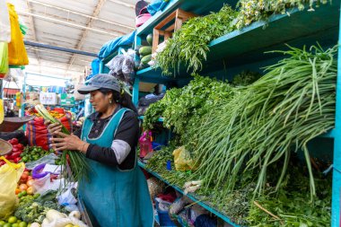 Kadın marketten alışveriş yapıyor.
