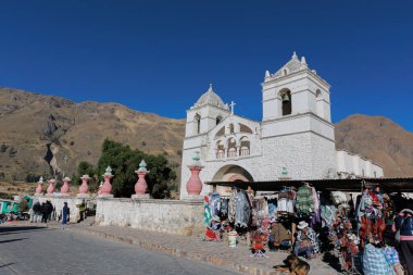 Turistler Colca Vadisi 'ndeki Akbaba' nın bakış açısını ziyaret ediyorlar. Maca meydanında el işi ve alpaka satıyorum. Arequipa Peru