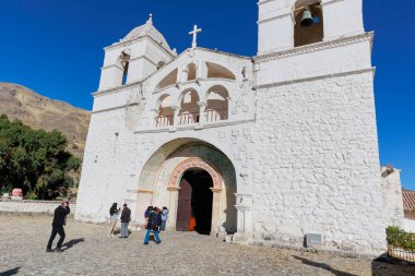 Turistler Colca Vadisi 'ndeki Akbaba' nın bakış açısını ziyaret ediyorlar. Maca meydanında el işi ve alpaka satıyorum. Arequipa Peru