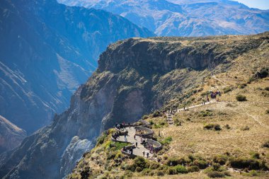 Colca Vadisi 'nde uçan Akbaba. Turistler Arequipa Peru 'daki Akbaba bakış açısını ziyaret ediyorlar.