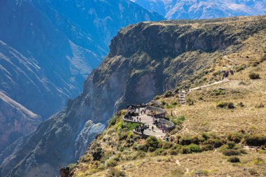 Colca Vadisi 'nde uçan Akbaba. Turistler Arequipa Peru 'daki Akbaba bakış açısını ziyaret ediyorlar.