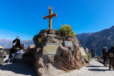 Turistler Colca Vadisi 'ndeki Akbaba' nın bakış açısını ziyaret ediyorlar. Arequipa Peru