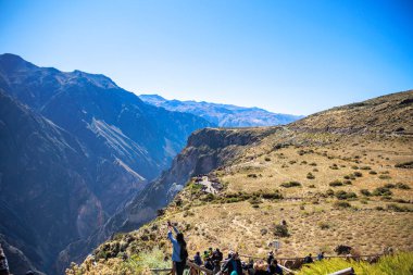 Turistler Colca Vadisi 'ndeki Akbaba' nın bakış açısını ziyaret ediyorlar. Arequipa Peru