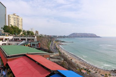 Lima Peru. Ocak 2025. Larcomar Alışveriş Merkezi, alışveriş yapmak ve Malecn de Miraflores boyunca gezmek için bir yer, yamaç paraşütü gibi macera sporları yapmak veya Çin parkını ziyaret etmek gibi..