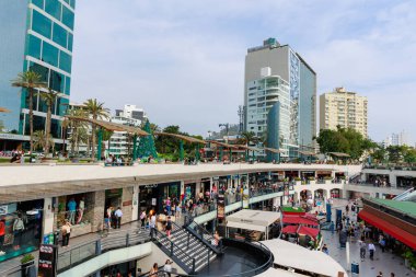 Lima Peru. Ocak 2025. Larcomar Alışveriş Merkezi, alışveriş yapmak ve Malecn de Miraflores boyunca gezmek için bir yer, yamaç paraşütü gibi macera sporları yapmak veya Çin parkını ziyaret etmek gibi..