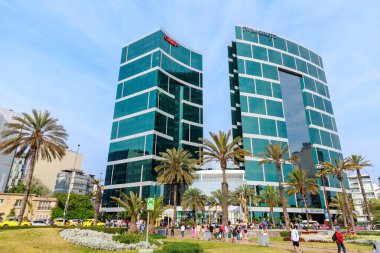 Lima Peru. Ocak 2025. Larcomar Alışveriş Merkezi, alışveriş yapmak ve Malecn de Miraflores boyunca gezmek için bir yer, yamaç paraşütü gibi macera sporları yapmak veya Çin parkını ziyaret etmek gibi..