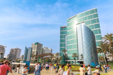 Lima Peru. Ocak 2025. Larcomar Alışveriş Merkezi, alışveriş yapmak ve Malecn de Miraflores boyunca gezmek için bir yer, yamaç paraşütü gibi macera sporları yapmak veya Çin parkını ziyaret etmek gibi..