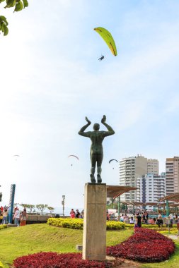 Lima Peru. Ocak 2025. Larcomar Alışveriş Merkezi, alışveriş yapmak ve Malecn de Miraflores boyunca gezmek için bir yer, yamaç paraşütü gibi macera sporları yapmak veya Çin parkını ziyaret etmek gibi..