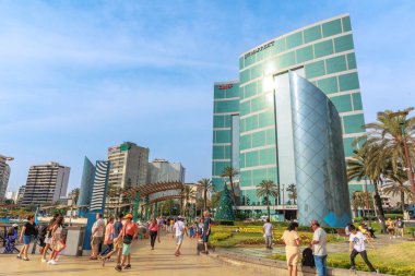 Lima Peru. Ocak 2025. Larcomar Alışveriş Merkezi, alışveriş yapmak ve Malecn de Miraflores boyunca gezmek için bir yer, yamaç paraşütü gibi macera sporları yapmak veya Çin parkını ziyaret etmek gibi..