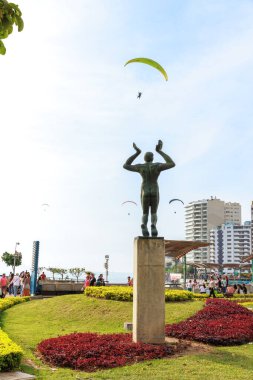 Lima Peru. Ocak 2025. Larcomar Alışveriş Merkezi, alışveriş yapmak ve Malecn de Miraflores boyunca gezmek için bir yer, yamaç paraşütü gibi macera sporları yapmak veya Çin parkını ziyaret etmek gibi..