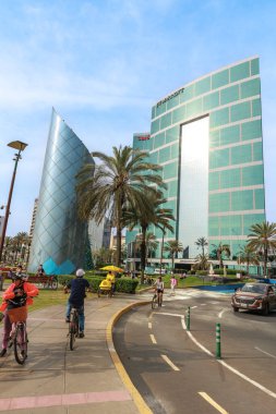 Lima Peru. Ocak 2025. Larcomar Alışveriş Merkezi, alışveriş yapmak ve Malecn de Miraflores boyunca gezmek için bir yer, yamaç paraşütü gibi macera sporları yapmak veya Çin parkını ziyaret etmek gibi..