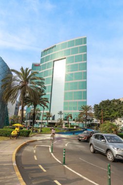 Lima Peru. Ocak 2025. Larcomar Alışveriş Merkezi, alışveriş yapmak ve Malecn de Miraflores boyunca gezmek için bir yer, yamaç paraşütü gibi macera sporları yapmak veya Çin parkını ziyaret etmek gibi..