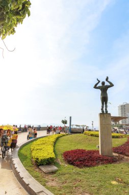 Lima Peru. Ocak 2025. Larcomar Alışveriş Merkezi, alışveriş yapmak ve Malecn de Miraflores boyunca gezmek için bir yer, yamaç paraşütü gibi macera sporları yapmak veya Çin parkını ziyaret etmek gibi..