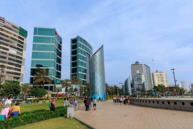 Lima Peru. Ocak 2025. Larcomar Alışveriş Merkezi, alışveriş yapmak ve Malecn de Miraflores boyunca gezmek için bir yer, yamaç paraşütü gibi macera sporları yapmak veya Çin parkını ziyaret etmek gibi..