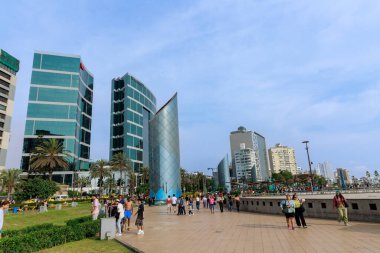 Lima Peru. Ocak 2025. Larcomar Alışveriş Merkezi, alışveriş yapmak ve Malecn de Miraflores boyunca gezmek için bir yer, yamaç paraşütü gibi macera sporları yapmak veya Çin parkını ziyaret etmek gibi..