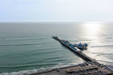 Lima Peru. Ocak 2025. Larcomar Alışveriş Merkezi, alışveriş yapmak ve Malecn de Miraflores boyunca gezmek için bir yer, yamaç paraşütü gibi macera sporları yapmak veya Çin parkını ziyaret etmek gibi..