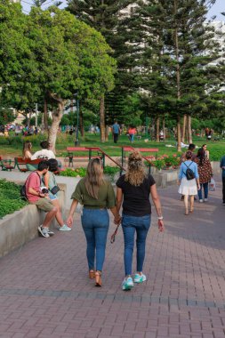 Lima Peru. Ocak 2025. Larcomar Alışveriş Merkezi, alışveriş yapmak ve Malecn de Miraflores boyunca gezmek için bir yer, yamaç paraşütü gibi macera sporları yapmak veya Çin parkını ziyaret etmek gibi..