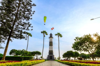 Lima Peru. Ocak 2025. Larcomar Alışveriş Merkezi, alışveriş yapmak ve Malecn de Miraflores boyunca gezmek için bir yer, yamaç paraşütü gibi macera sporları yapmak veya Çin parkını ziyaret etmek gibi..