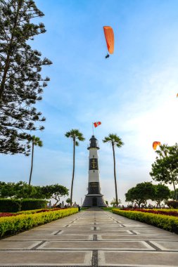 Lima Peru. Ocak 2025. Larcomar Alışveriş Merkezi, alışveriş yapmak ve Malecn de Miraflores boyunca gezmek için bir yer, yamaç paraşütü gibi macera sporları yapmak veya Çin parkını ziyaret etmek gibi..