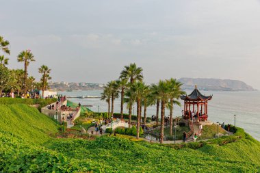Lima Peru. Ocak 2025. Larcomar Alışveriş Merkezi, alışveriş yapmak ve Malecn de Miraflores boyunca gezmek için bir yer, yamaç paraşütü gibi macera sporları yapmak veya Çin parkını ziyaret etmek gibi..