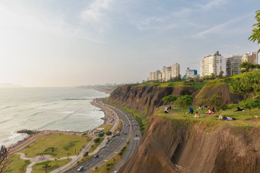 Lima Peru. Ocak 2025. Larcomar Alışveriş Merkezi, alışveriş yapmak ve Malecn de Miraflores boyunca gezmek için bir yer, yamaç paraşütü gibi macera sporları yapmak veya Çin parkını ziyaret etmek gibi..